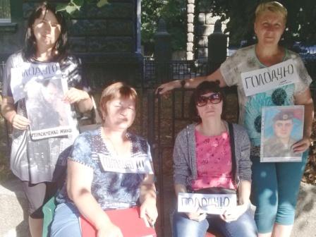 Wives and mothers of imprisoned soldiers demonstrating in Kyiv